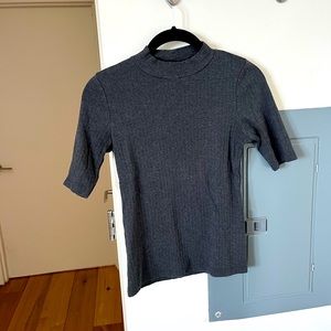 FREE WITH BUNDLE Uniqlo ribbed quarter sleeve t shirt